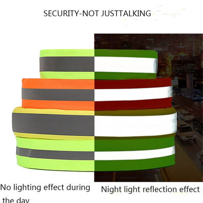 Kleurrijke elastische, reflecterende webbstroken worden aan kleding genaaid als waarschuwing voor veiligheid