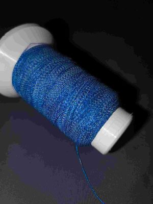 Naaiend Blauw Licht Weerspiegelend Draad Breiend die Garen in T-shirt Logo Clothing wordt gebruikt