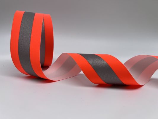 Zilveren-oranje brandwerend reflecterend stoffenband toegepast op brandweerkleding