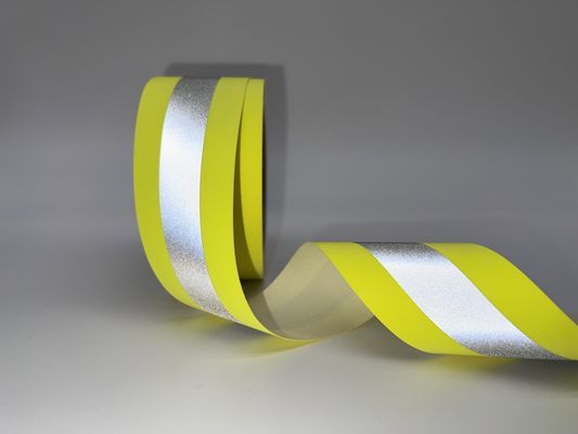 Geel zilver Geel brandwerend reflecterend stoffenband aangebracht op veiligheidskleding