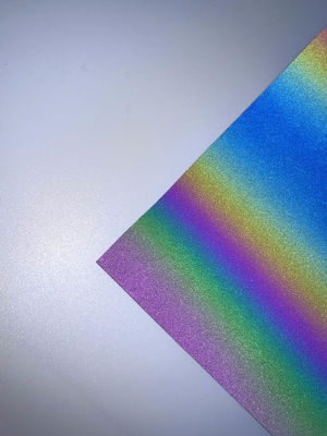 Regenboogwarmte-overbrengingsreflecterende tape die wordt gebruikt om verschillende patronen voor kledingstukken te maken